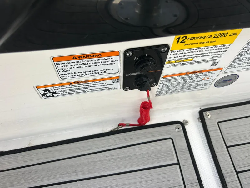 Slide: The Image of 2023 Yamaha Boats 252SD dashboard with safety warnings and capacity details. - 32