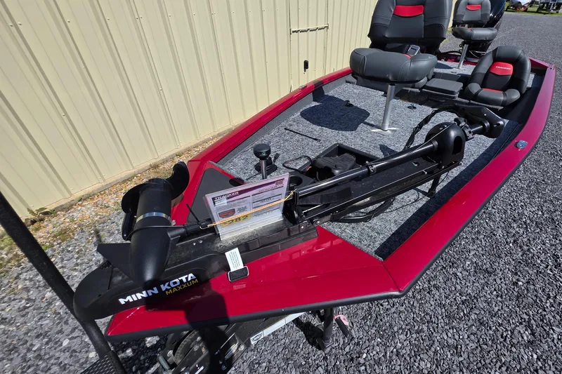 Slide: The Image of 2025 Tracker Pro Team 175 TXW Tournament Edition boat with Minn Kota Maxxum motor. - 20