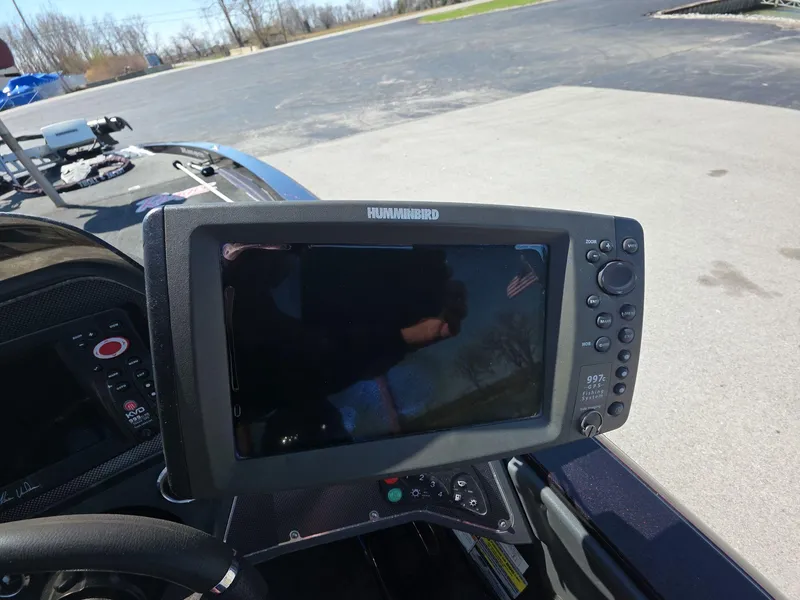 Slide: The Image of Humminbird fish finder on 2011 Ranger Z521 Comanche boat dashboard. - 19