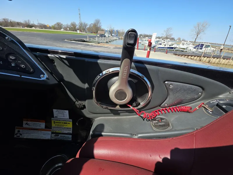 Slide: The Image of Interior of 2011 Ranger Z521 Comanche boat with control lever and red coiled cord. - 8