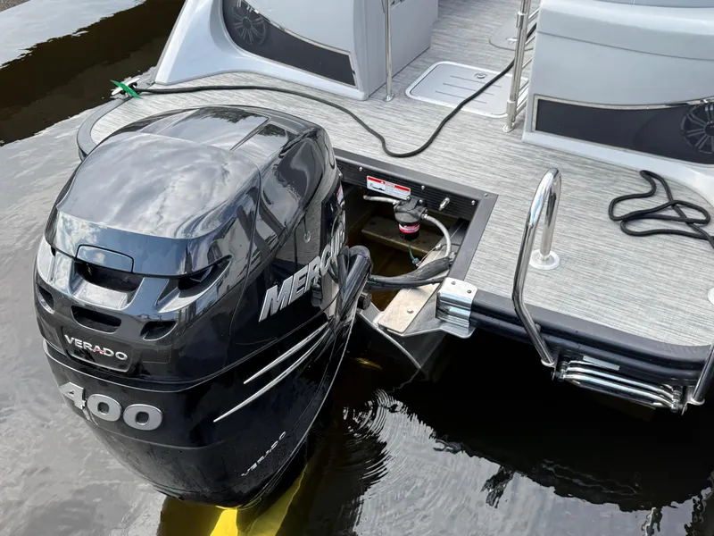 Slide: The Image of 2020 Bennington R 25 RFBWA Fastback with Mercury Verado 400 outboard motor on water. - 7