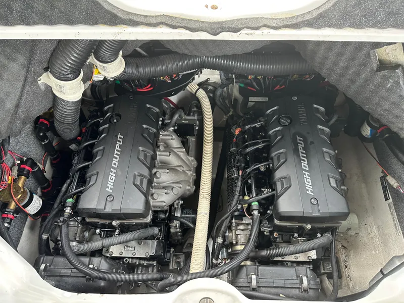 Slide: The Image of 2016 Yamaha Boats 242X E-Series high output engines in engine compartment. - 25