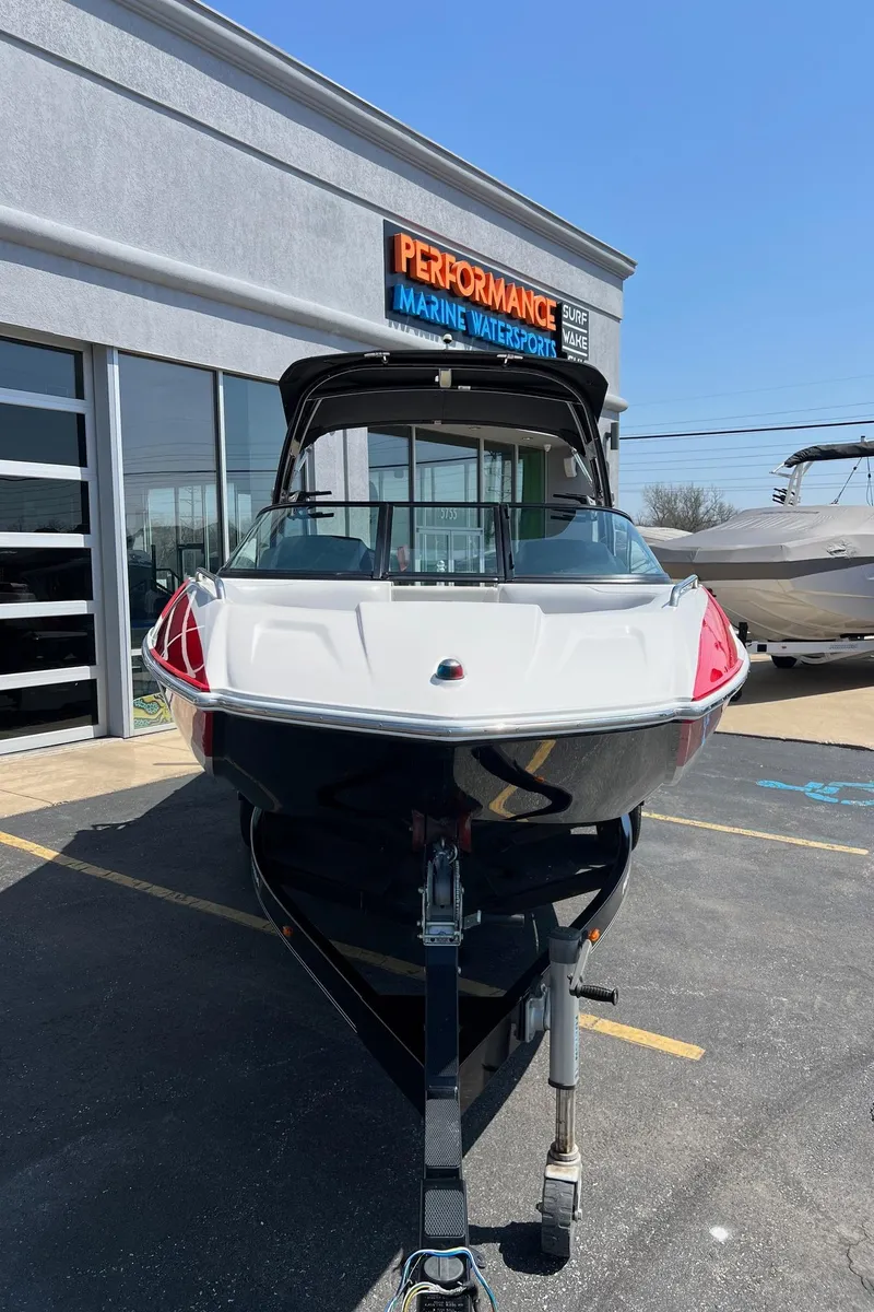 Slide: The Image of 2013 Moomba Mojo 2.5 boat parked outside Performance Marine dealership. - 19