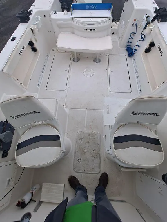 Slide: The Image of 2000 Seaswirl 2501 boat interior with seating and fishing equipment. - 8