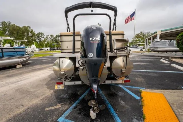 Slide: The Image of Veranda VR22RC Luxury Tri-Toon 2023 - 3