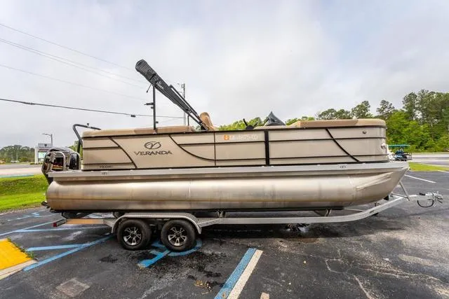 Slide: The Image of Veranda VR22RC Luxury Tri-Toon 2023 - 5