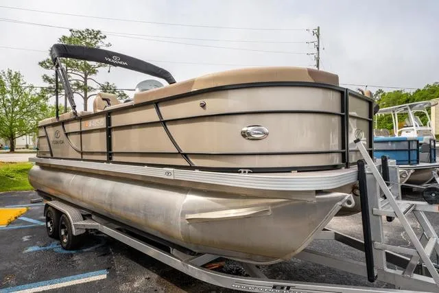 Slide: The Image of Veranda VR22RC Luxury Tri-Toon 2023 - 6