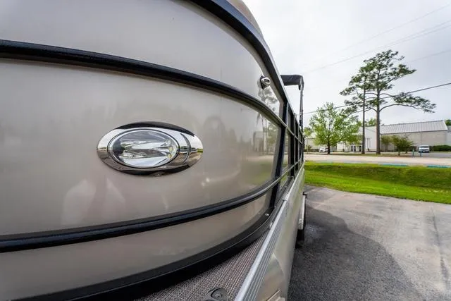 Slide: The Image of Veranda VR22RC Luxury Tri-Toon 2023 - 8