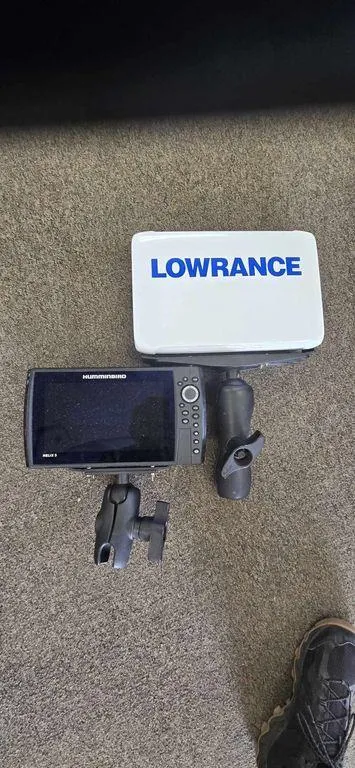 Slide: The Image of Lowrance marine electronics with mounts, suitable for Arima Sea Ranger 19, 2002 model. - 7