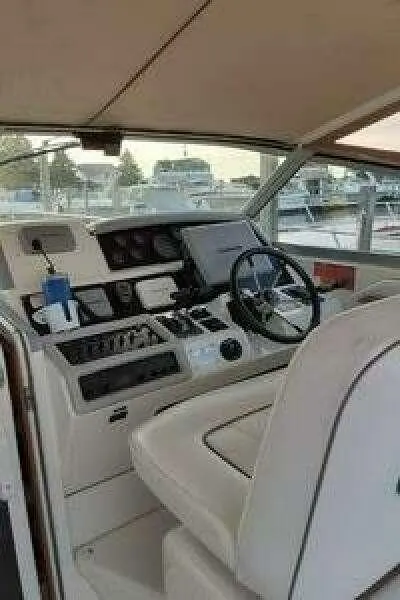 Slide: The Image of Interior of 1993 Sea Ray 400 Sundancer yacht with cozy seating and decor. - 7