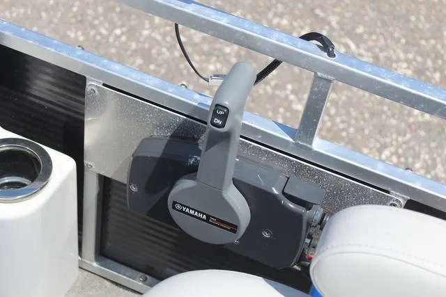 Slide: The Image of Throttle control on 2018 Apex Marine 820 VX Cruise boat, featuring Yamaha components. - 19