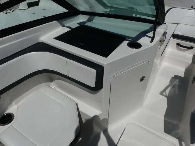 Slide: The Image of Sea Ray SPX 190 2018 - 11