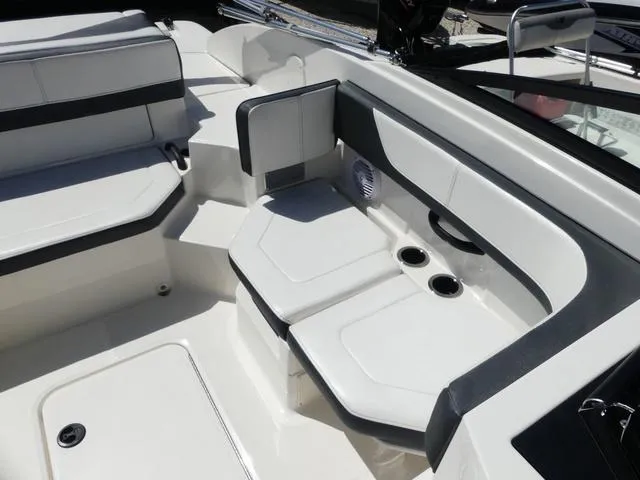 Slide: The Image of Sea Ray SPX 190 2018 - 9