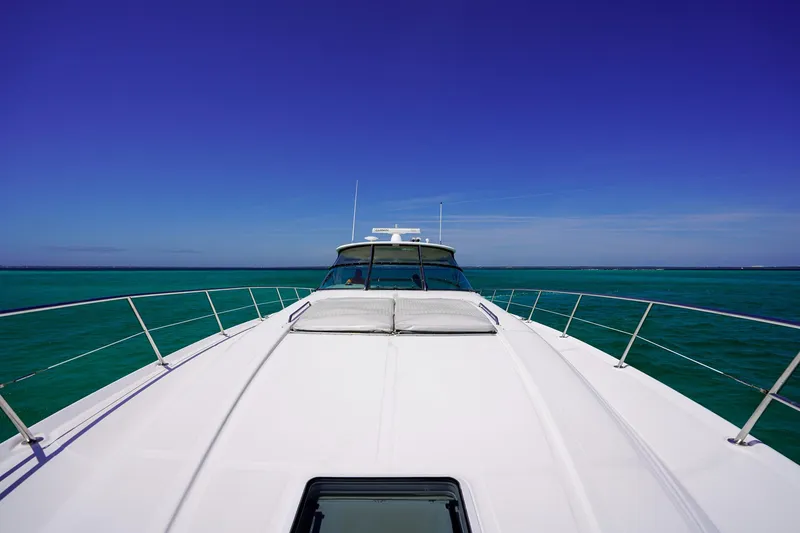 Slide: The Image of Front view of 2000 Sea Ray 510 Sundancer yacht on turquoise water under clear blue sky. - 31