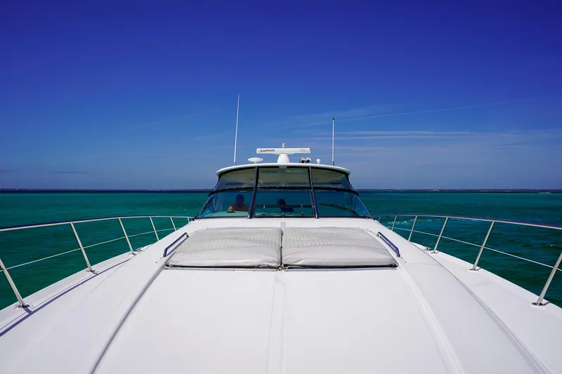 Slide: The Image of Sea Ray 510 Sundancer 2000 yacht cruising on turquoise waters under clear blue sky. - 32