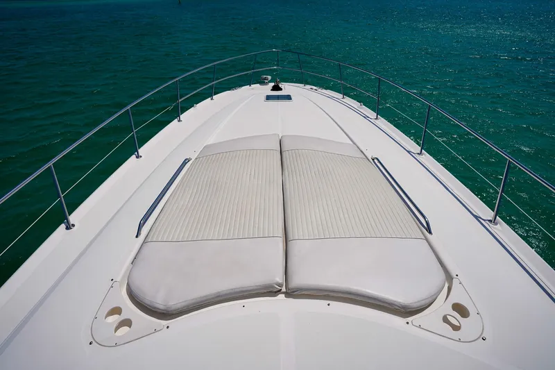 Slide: The Image of Bow view of 2000 Sea Ray 510 Sundancer yacht on turquoise water. - 33
