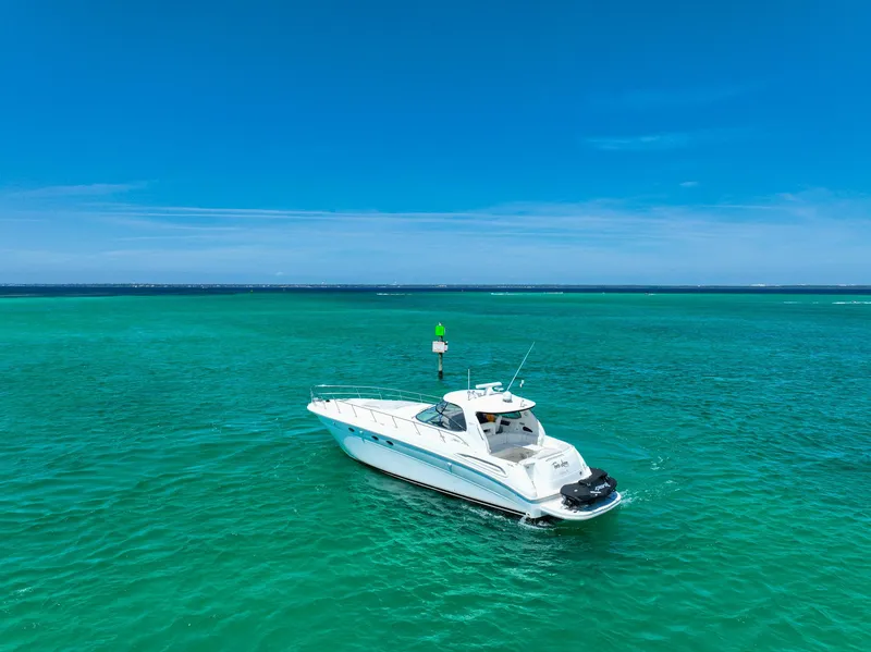 Slide: The Image of Sea Ray 510 Sundancer 2000 yacht on clear turquoise water under blue sky. - 42