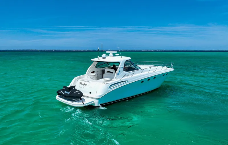 Slide: The Image of Sea Ray 510 Sundancer 2000 yacht cruising on turquoise waters under clear blue skies. - 46