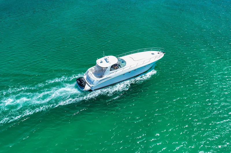 Slide: The Image of Sea Ray 510 Sundancer 2000 cruising on clear turquoise water. - 49