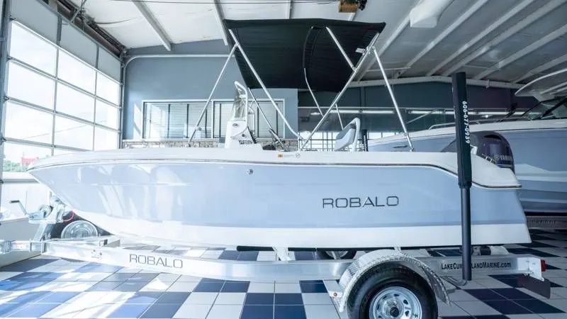 Slide: The Image of Robalo R160 Center Console 2025 - 10