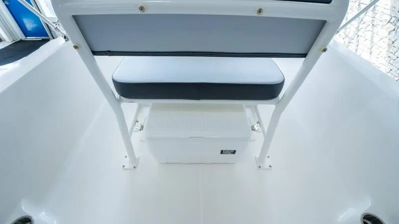 Slide: The Image of Robalo R160 Center Console 2025 - 17