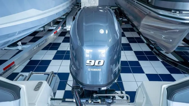 Slide: The Image of Robalo R160 Center Console 2025 - 18