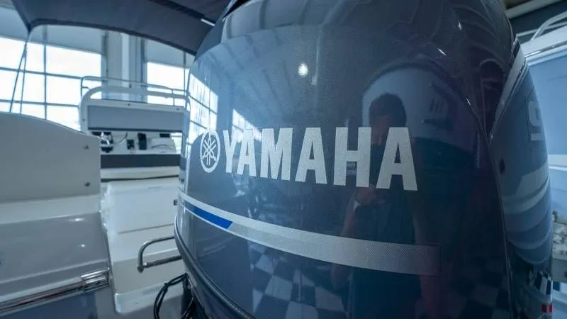 Slide: The Image of Robalo R160 Center Console 2025 - 22