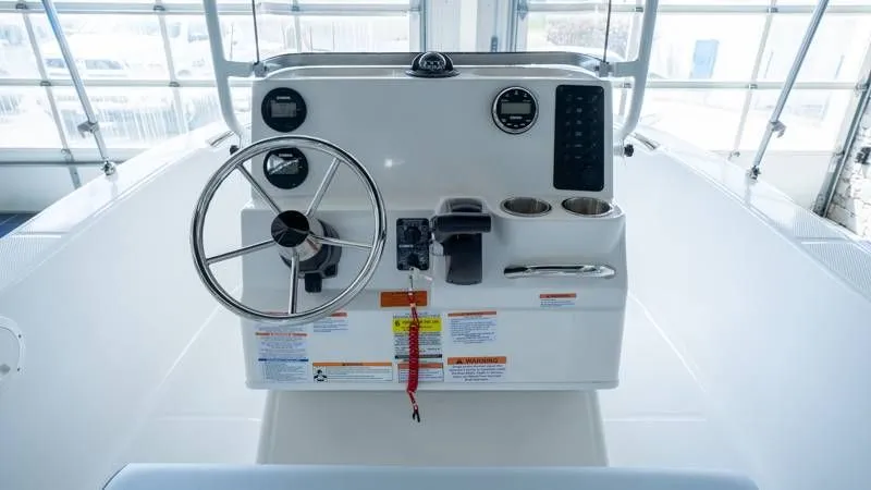 Slide: The Image of Robalo R160 Center Console 2025 - 23