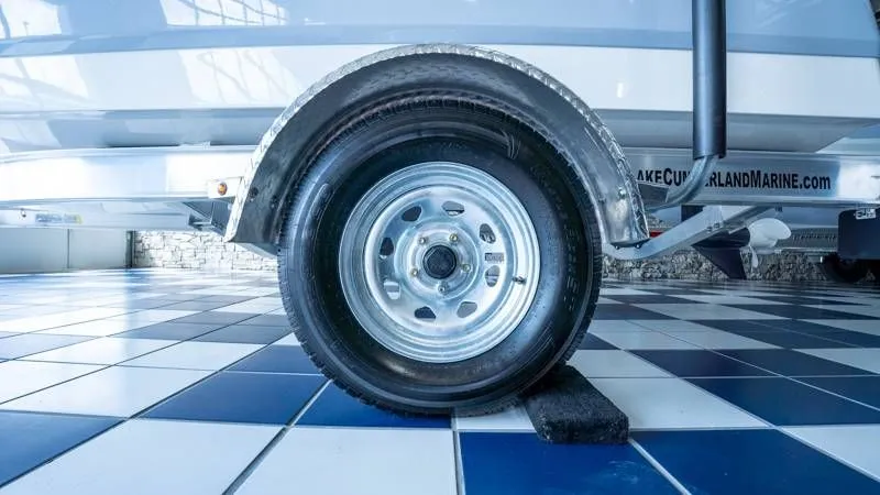 Slide: The Image of Robalo R160 Center Console 2025 - 28