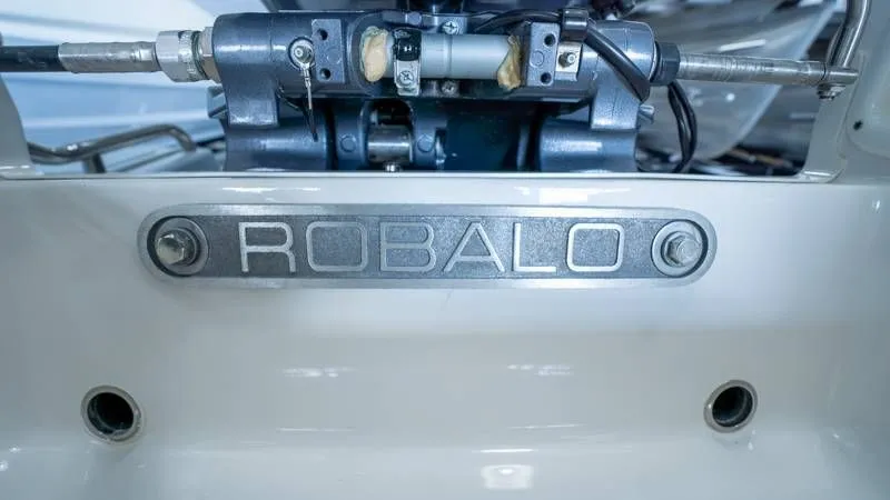 Slide: The Image of Robalo R160 Center Console 2025 - 29