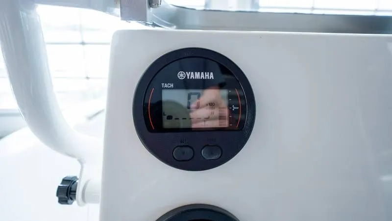 Slide: The Image of Robalo R160 Center Console 2025 - 32