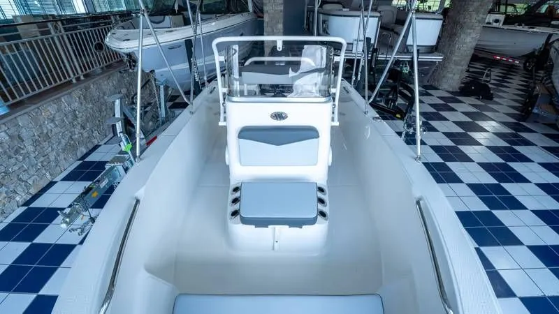 Slide: The Image of Robalo R160 Center Console 2025 - 35
