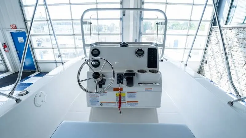 Slide: The Image of Robalo R160 Center Console 2025 - 37