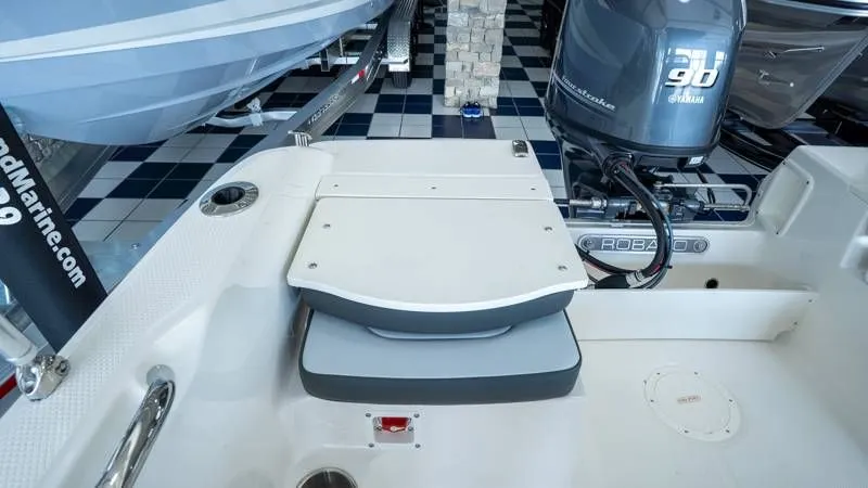 Slide: The Image of Robalo R160 Center Console 2025 - 38