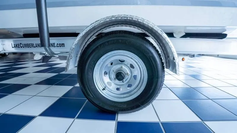 Slide: The Image of Robalo R160 Center Console 2025 - 40