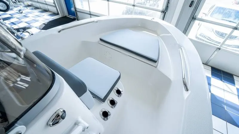 Slide: The Image of Robalo R160 Center Console 2025 - 5
