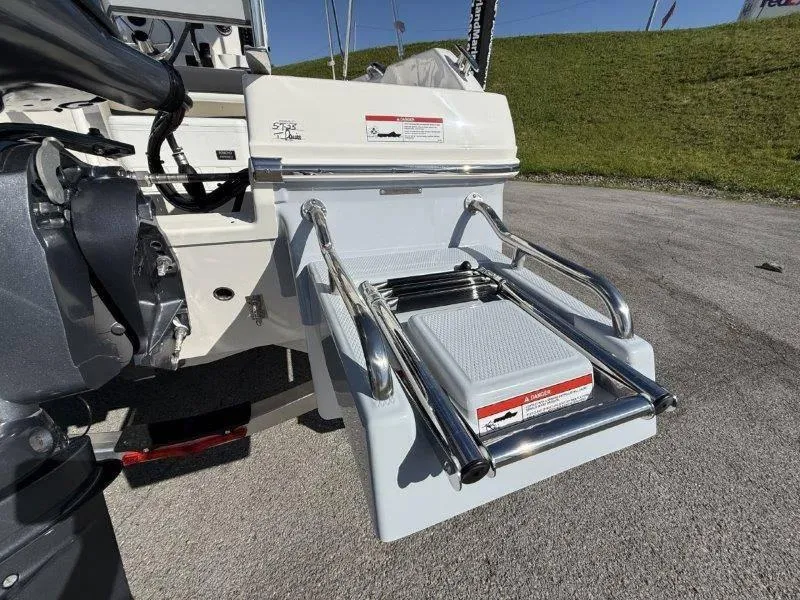 Slide: The Image of Robalo R160 Center Console 2025 - 51
