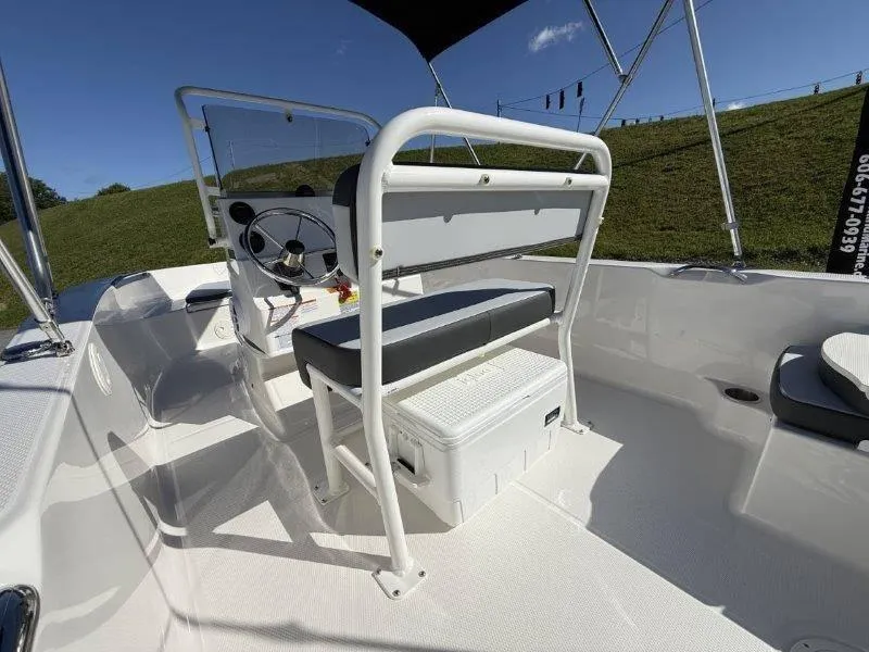 Slide: The Image of Robalo R160 Center Console 2025 - 52