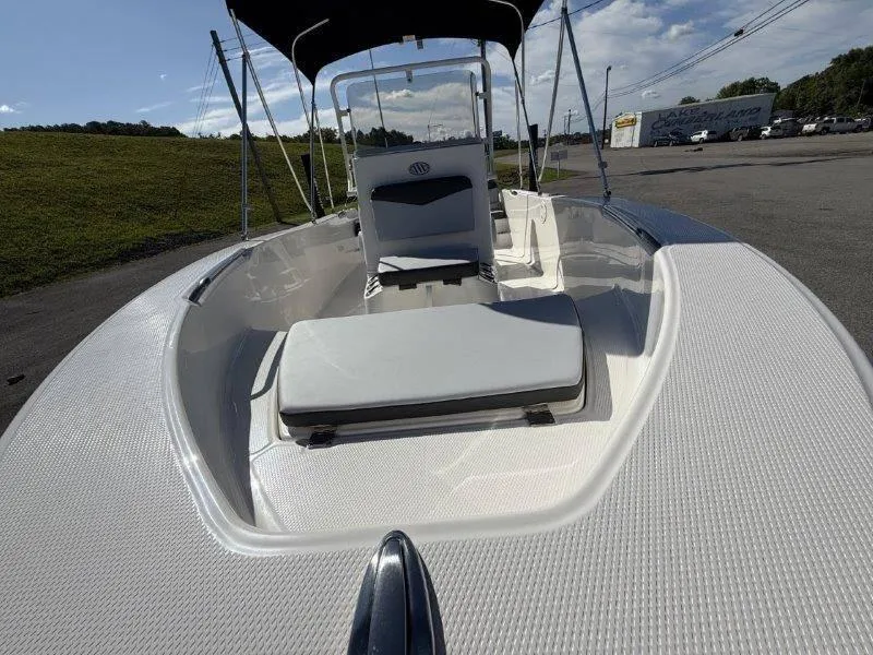 Slide: The Image of Robalo R160 Center Console 2025 - 60
