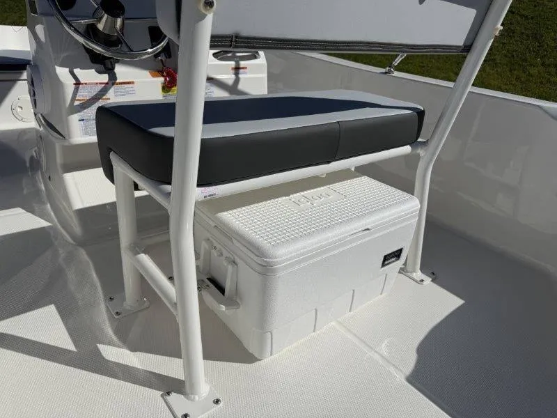 Slide: The Image of Robalo R160 Center Console 2025 - 62