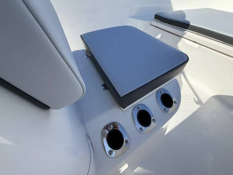 Slide: The Image of Robalo R160 Center Console 2025 - 63
