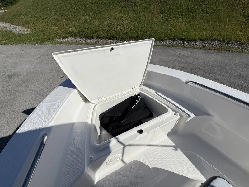 Slide: The Image of Robalo R160 Center Console 2025 - 64