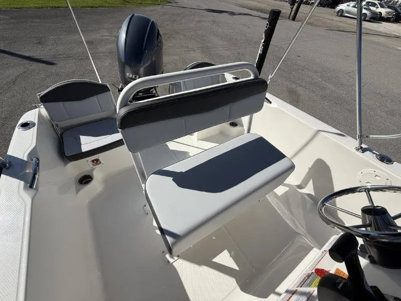 Slide: The Image of Robalo R160 Center Console 2025 - 66