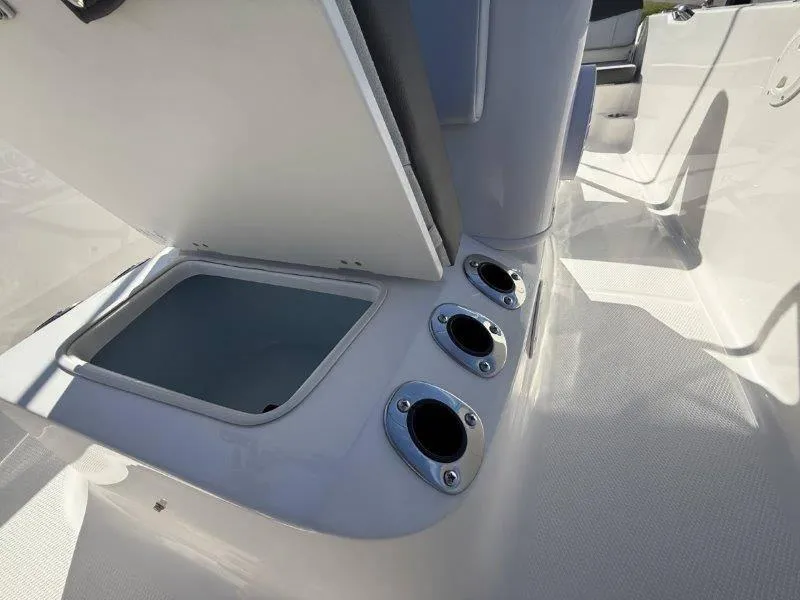Slide: The Image of Robalo R160 Center Console 2025 - 67