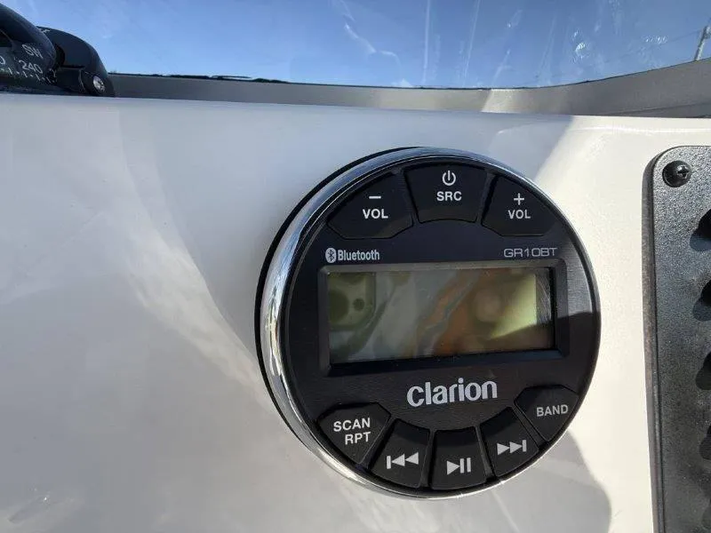 Slide: The Image of Robalo R160 Center Console 2025 - 74