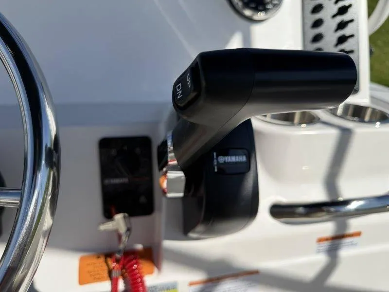 Slide: The Image of Robalo R160 Center Console 2025 - 77