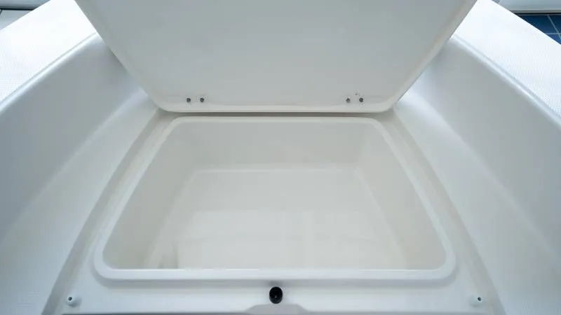 Slide: The Image of Robalo R160 Center Console 2025 - 8