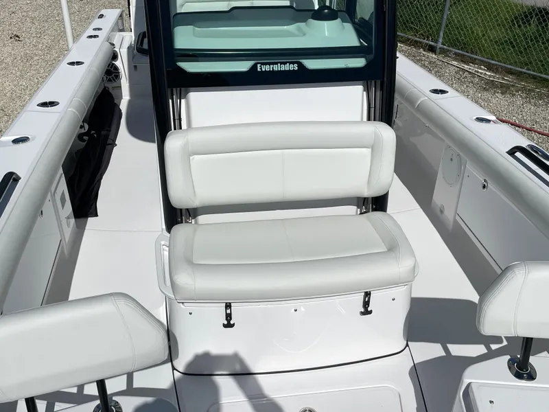 Slide: The Image of 2023 Everglades 273CC boat interior with white seating and console. - 6