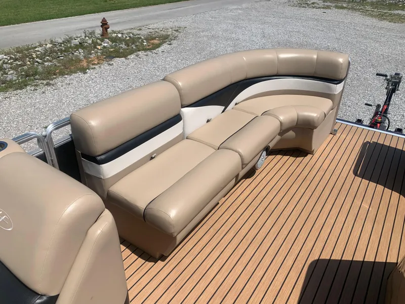 Slide: The Image of Luxurious seating on 2014 Harris FloteBote 200 Cruiser CS pontoon boat. - 13