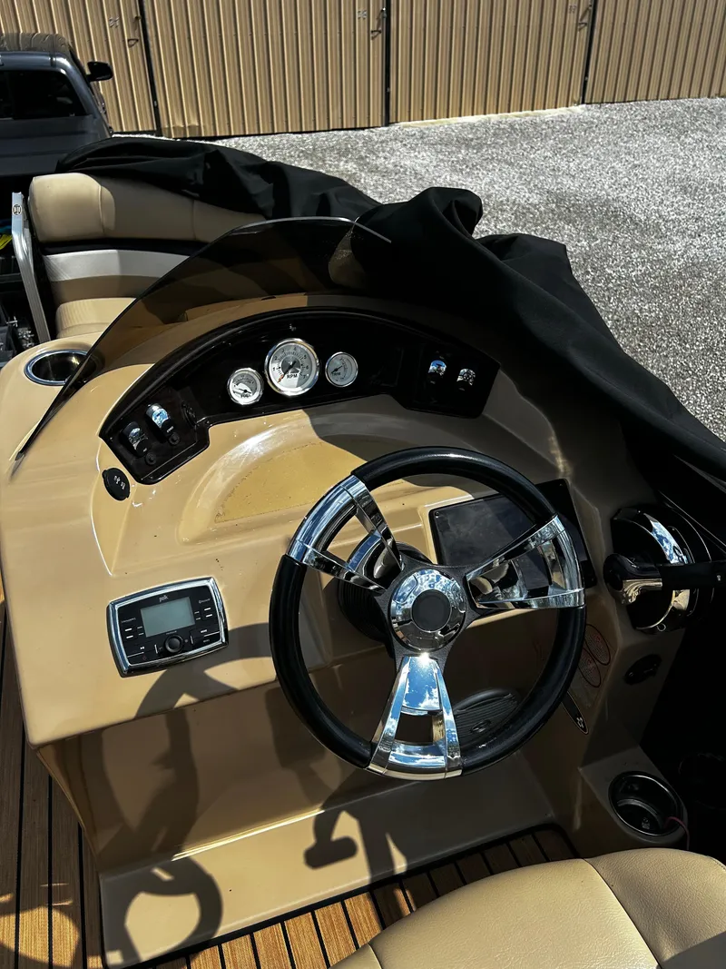 Slide: The Image of Steering console of a 2014 Harris FloteBote 200 Cruiser CS pontoon boat. - 9